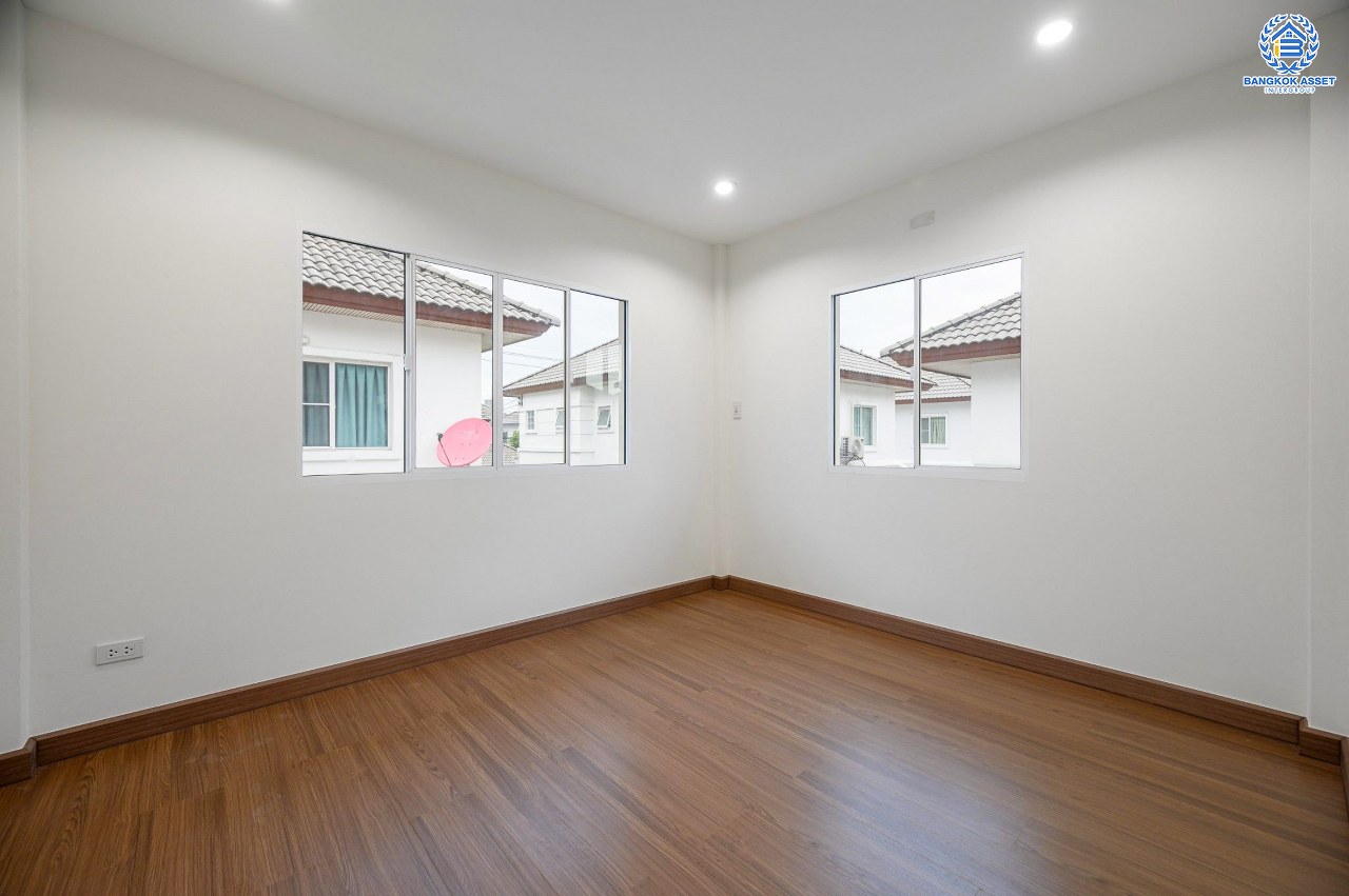 บ้านมือสองตกแต่งใหม่ โครงการ ชวนชื่นโมดัส แจ้งวัฒนะ เนื้อที่ 51.6 ตร.ว. ฟังก์ชัน 3 ห้องนอน 3 ห้องน้ำ จอดรถได้ 2 คัน รองรับทุกการอยู่อาศัย บนทำเลเดินทางเข้า-ออกเมืองสะดวก เชื่อมต่อถนนเลี่ยงเมืองปากเกร็ด, ถนนแจ้งวัฒนะ, ถนนติวานนท์ ใกล้รถไฟฟ้าสายสีชมพู "สถานีเลี่ยงเมืองปากเกร็ด" ทางด่วน "แจ้งวัฒนะ" และเซ็นทรัล แจ้งวัฒนะ